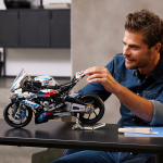 Конструктор LEGO Technic 42130 BMW M 1000 RR — изображение 5