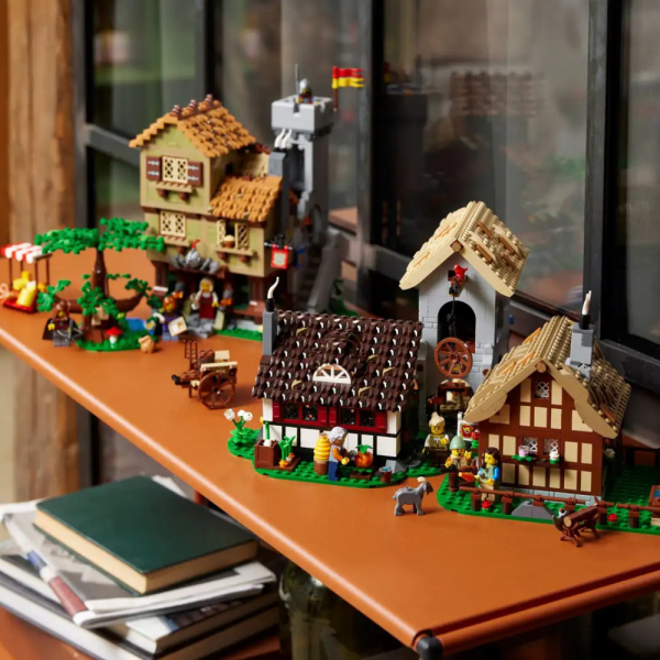Конструктор LEGO Icons 10332 Средневековая городская площадь — изображение 8