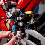 Конструктор LEGO Technic 42202 Мотоцикл Ducati Panigale V4 S — изображение 8